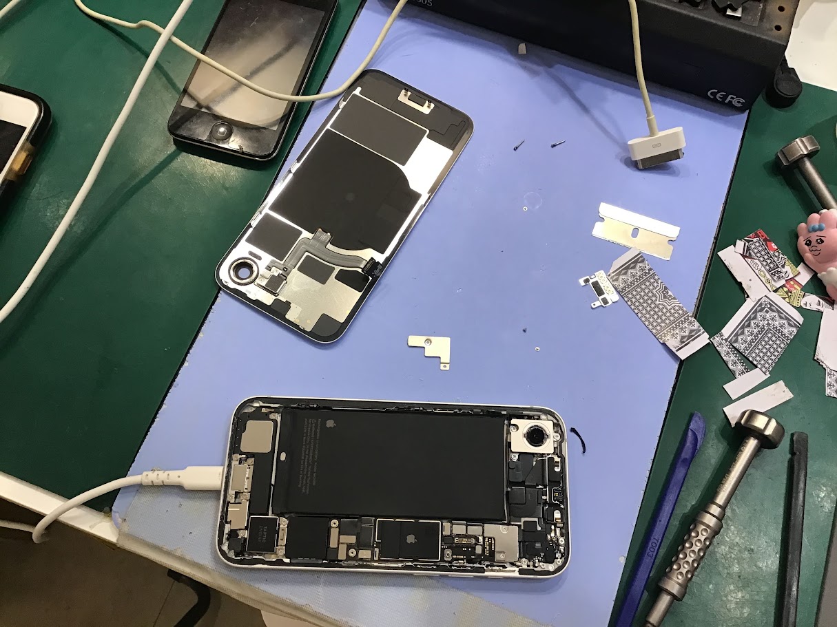 iPhone16eの画面交換ならデータそのまま修理可能なスマホ修理工房セレオ甲府店へ！